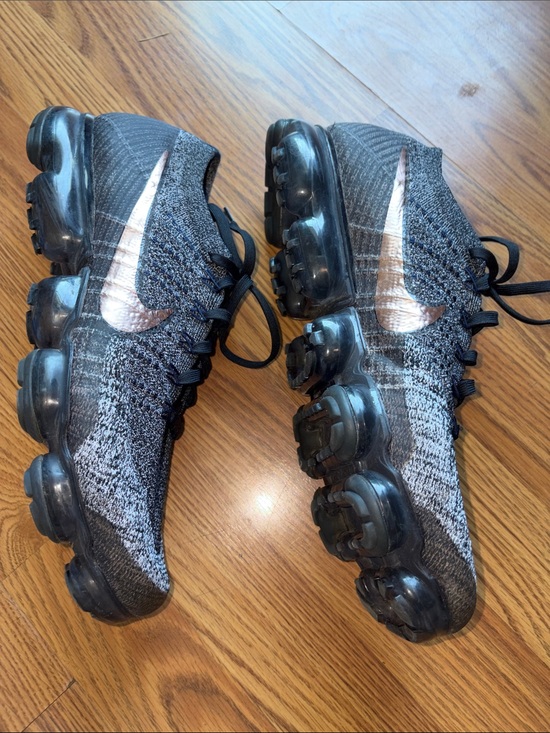 Nike VaporMax Flyknit Men\'s Athletic Shoes in Black and Gray main image 7